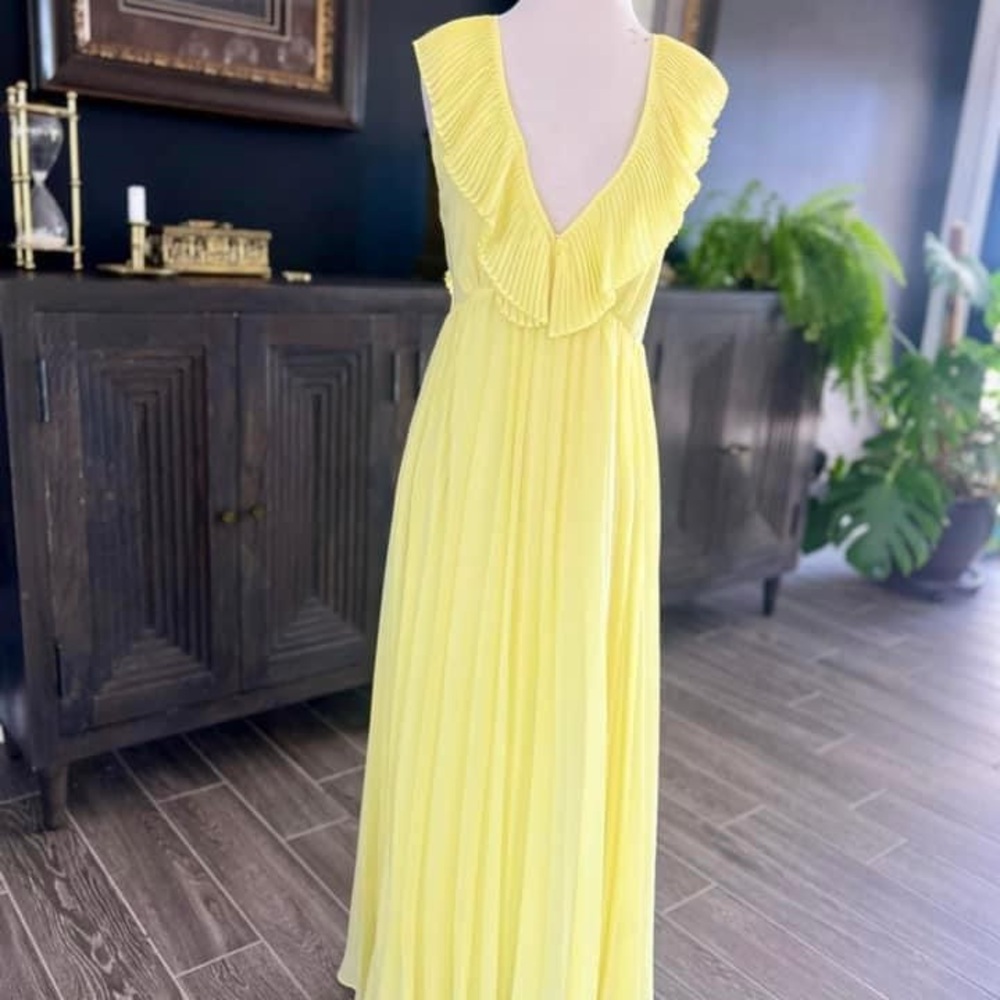 Long Yellow Pleated Maxi Dress with Sexy back and tie! Never worn; without tags